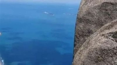زوج يطلب من زوجته التقدم أكثر ليلتقط لها صورة من على مرتفع كبي