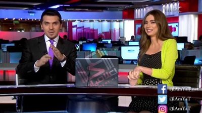 مذيعة MBC تفاجئ الجمهور وتطلب من زميلها أن يحملها على الهواء مباشرة بدون خجل، وردة فعله تثير الدهشة!