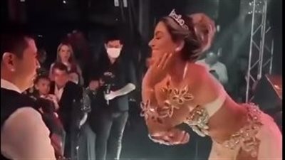 «بدلة رقص بدل الفستان» عروس تصدم الجميع بتصرف غريب في حفل زفافها
