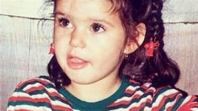 هذه الطفلة أصبحت فنانة عالمية شهيرة شديدة الجمال.. من هي