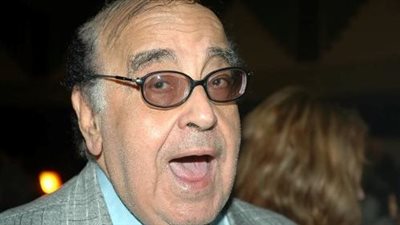 سألوا حسن مصطفى عن سبب رفض عادل امام المشاركة في مسرحية “العيال كبرت” ففجر مفاجأة وڤضح الزعيم عند الجميع!!