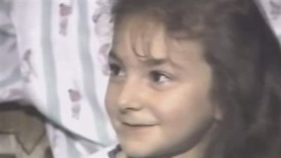 خمنوا من هذه الطفلة التي أصبحت فنانة شهيرة .. وفتاة أحلام شباب جيلها