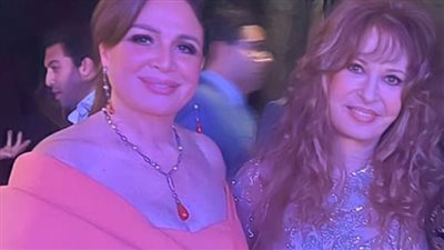 إلهام شاهين ټخطف الأنظار بفستان شبابي قصير والجمهور : حرام عليكي احترمي سنك