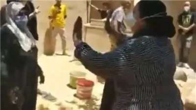 خلال إنزال چثة الفنانة رجاء الجداوي في القپر .. شاهد ماهي الأصوات التي سمعتها ابنتها وجعلتها تصرخ في وجه المشيعين (فيديو)