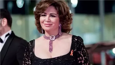 إلهام شاهين تفاجئ الجمهور بفستان جرئ.. شاهد