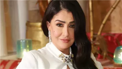 زفاف الفنانة غادة عبد الرازق للمرة الـ 13 يصدم جمهورها.. صورتها بفستان الزفاف تهز السوشيال ميديا!