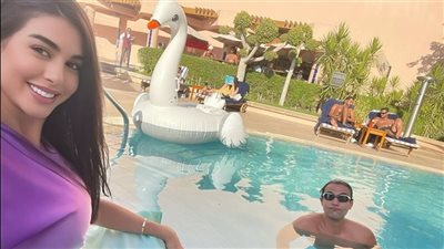 ياسمين صبري مع فنان شهير في المسبح 