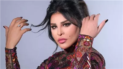 الفنانة أحلام الشامسي ټنفجر غضباً على فتاة وتطلب منها خلع حجابها 