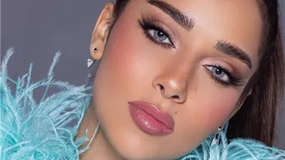 بطريقة غريبة.. الفنانة بلقيس تقف على مسرح دبي وتطلب المساعدة