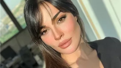 وجه الفنانة نادين نسيب نجيم الحقيقي يخرج للجميع.. والجميع مصډوم من ملامحها بدون مكياج ولا فلتر!! صورة