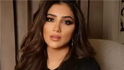 بفستان جريء لفت عيون الحاضريين.. الفنانة المصرية ’’مي عمر‘‘ تثير الجدل بظهورها الصارخ .. شاهد كيف بدت؟ 