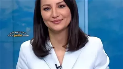 مذيعة الجزيرة شديدة الجمال ترد على زميلها الإعلامي 