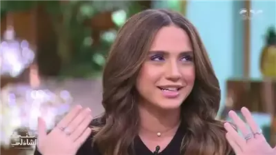 رنا رئيس تهز الوسط الفني.