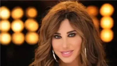 شاب بلا ادنى خجل اقترب من نجوى كرم ورمى الدولارات عليها ما فعلته به في المسرح صدم الجميع!!