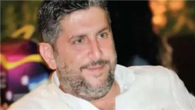 ليست زوجته ولا أمه.. لن تتوقعوا من هي المرأة التي انحنى الفنان الراحل محمد قنوع لتقبيل يدها أمام جميع الفنانين .. مفاجأة !