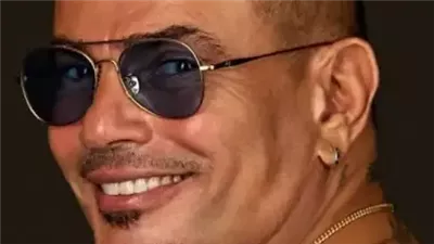 عمرو دياب يشعل السوشيال ميديا بهذا التصرف مع سائقه..!