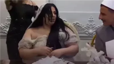 “متبوظلناش الفرح يا عم الشيخ”.. عروس تثير الجدل  بجانب المأذون 