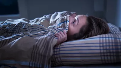 فتاة عزباء تنام في بيت  