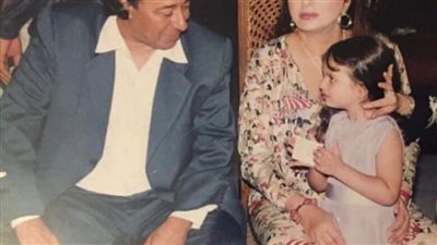 هذه الطفلة بجوار صلاح السعدني أصبحت فنانة مشهورة.. خمن من هي؟