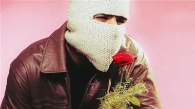 تسريب فيديو يكشف عن وجه المطرب “تووليت” الحقيقي