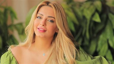 ظهور جرئ لمي حلمي مع عمرو دياب على البحر