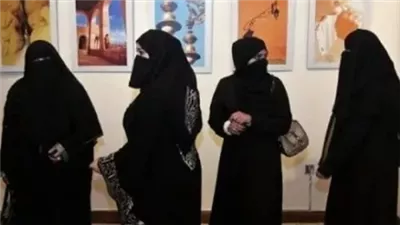 لم تكن تعلم أن كاميرات المراقبة تصورها.. شاهد ما فعلته حارسة أمن سعودية في أحد المراكز التجارية