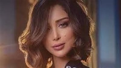 بسمة بوسيل بإطلالة جريئة مع عمرو دياب