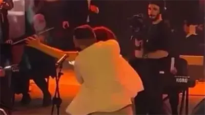 فيديو يثير الجدل لنجوى كرم خلال حفلها في سوريا بعد اقټحام معجب للمسرح