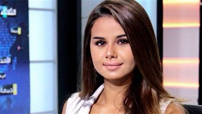 الفنانة منة عرفة تحرج المذيع العراقي نزار الفارس بعد سؤالها سؤال جريء بوجود زوجها ؟