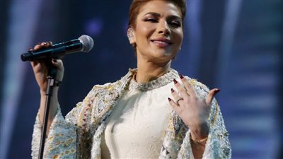 بالفيديو – اصالة نصري تسقط ارضا على المسرح خلال حفلها