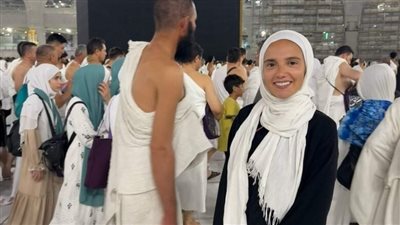 هذه الفتاة هي ابنة فنان شهير.. من هو؟