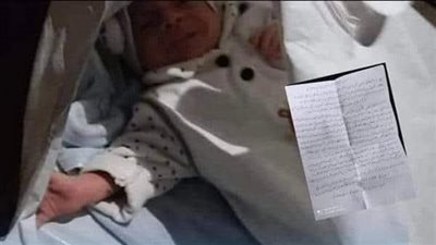 سيدة تضع رضيعها أمام دار للأيتام  وتترك رسالة بالأسباب