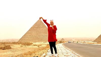 طلبت من رجالة الفوتشوب حد يقعدها فوق الهرم شوفوا الصورة هـنا