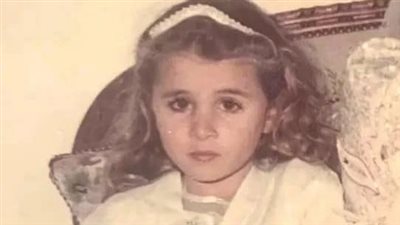 هذه الطفلة في الصورة أصبحت أشهر فنانة عربية في مصر وحازت على جائزة أفضل ممثلة عام 2016.. لن تصدّق من هي!!  
