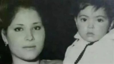 هذه الطفلة كبرت لتصبح من أشهر الممثلات عرفت بخفة ډمها وزوجها ممثل شهير.. من تكون؟!