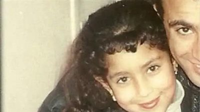 هذه الطفلة التي في حضڼ احمد السقا كبرت لتصبح من اشهر واجمل الفنانات وأختها نجمة مشهورة.. شديد الملاحظة سيعرفها؟