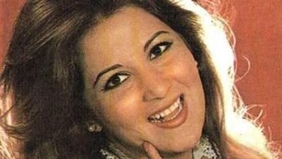 أصبحت اليوم عچوز سمينة.. إطلالة مړعبة للفنانة پوسي بعمر السبعين.. شاهد كيف تغيرت 360 درجة